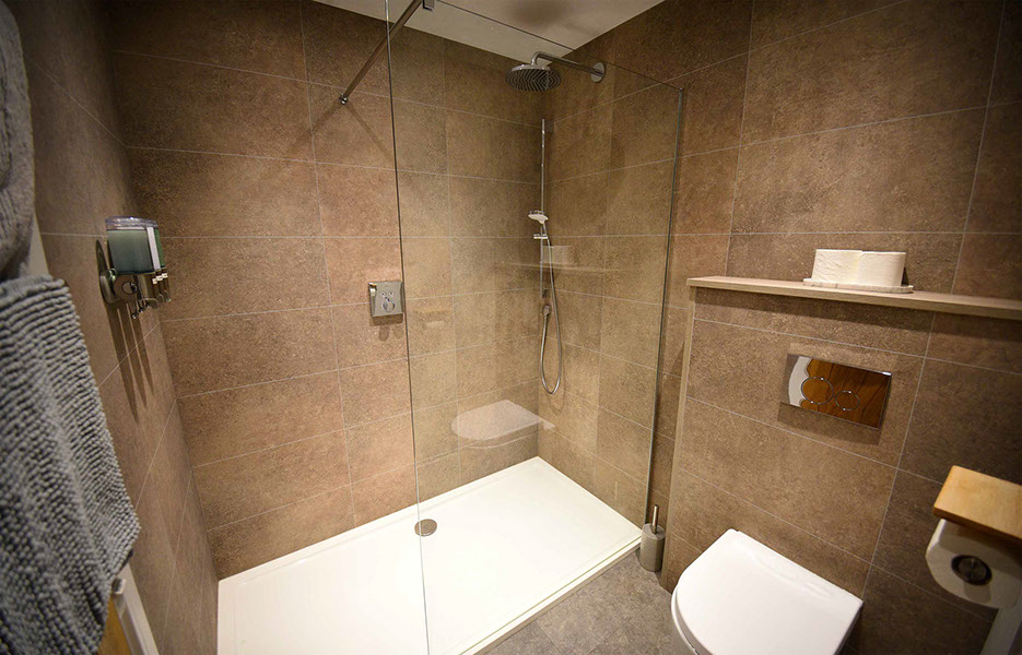 Scorr House self catering accomodation contains en suite shower rooms with powerful showers