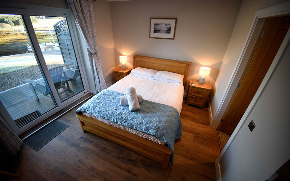 Scorr House self catering accommodation contains King sized double beds with sea views